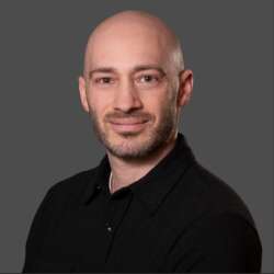 Portrait of Elliot Schmiedl